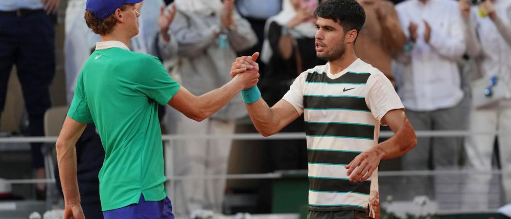 Wer muss dieses Mal gratulieren? Sieger Carlos Alcaraz (r) und Jannik Sinner nach dem French-Open-Finale.