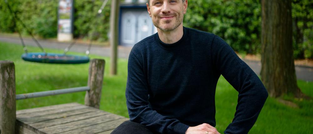 Schauspieler Marc Dumitru hat in seinem ersten Jahr als Vater die Eltern-Szene kennengelernt. 