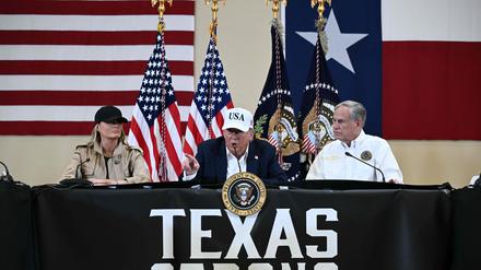 US-Präsident Donald Trump, seine Frau Melania und der Gouverneur von Texas, Greg Abbott, geben in Kerrville eine Pressekonferenz.