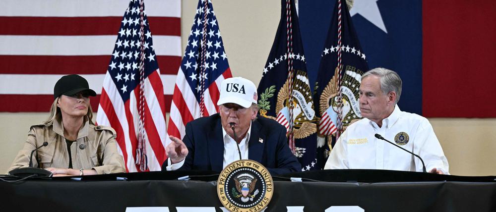 US-Präsident Donald Trump, seine Frau Melania und der Gouverneur von Texas, Greg Abbott, geben in Kerrville eine Pressekonferenz.