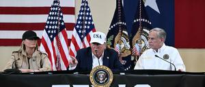 US-Präsident Donald Trump, seine Frau Melania und der Gouverneur von Texas, Greg Abbott, geben in Kerrville eine Pressekonferenz.