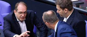 Friedrich Merz, Lars Klingbeil und Alexander Dobrindt im Bundestag. 