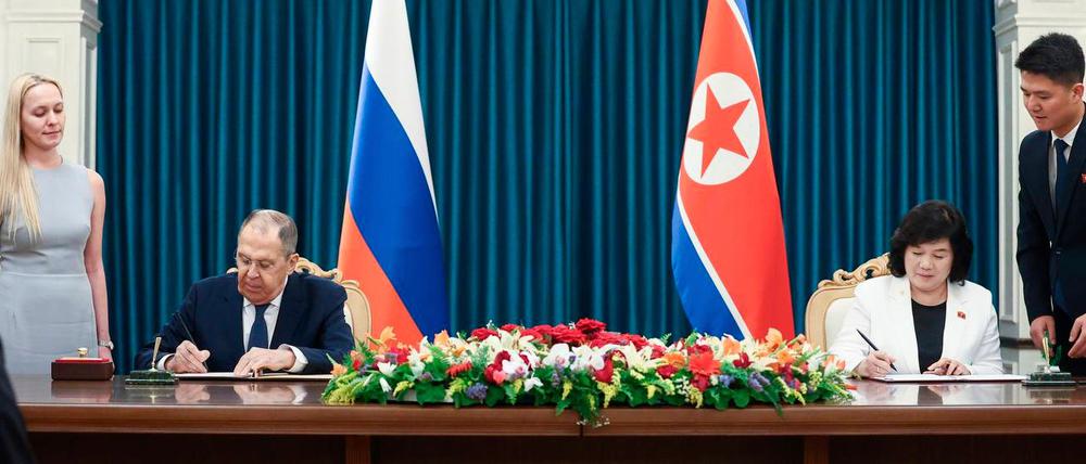 Der russische Außenminister Sergej Lawrow besucht die nordkoreanische Küstenstadt Wonsan, wo er unter anderem Gespräche mit seiner Amtskollegin Choe Son Hui geführt hat.