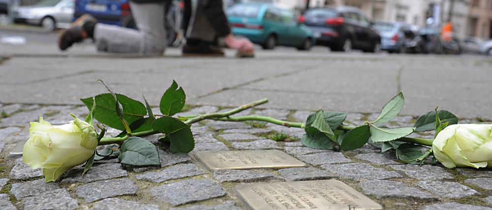Stolpersteine in Berlin-Charlottenburg werden gereinigt.