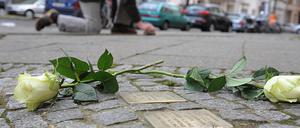 Stolpersteine in Berlin-Charlottenburg werden gereinigt.