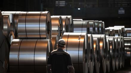 IG Metall und das Management der Thyssenkrupp-Stahlsparte haben sich nach langen Verhandlungen auf einen harten Sparkurs verständigt. (Archivbild)