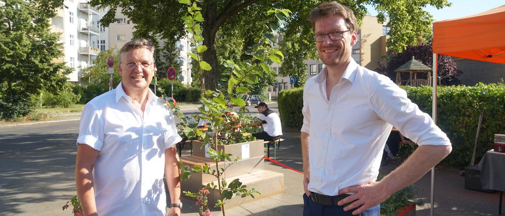 Michael-Josef Drechsel und Robert Vogt vom Verein "Unser Dorf Lietzow" in Berlin-Charlottenburg.