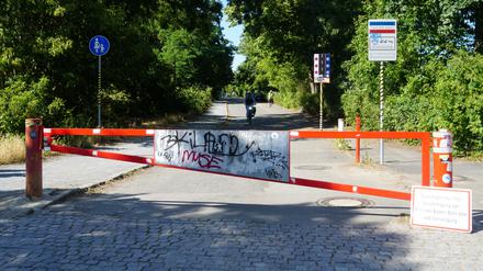 Die Berliner Bäder-Betriebe haben die Zufahrtsstraße zum Sommerbad Wilmersdorf gesperrt.