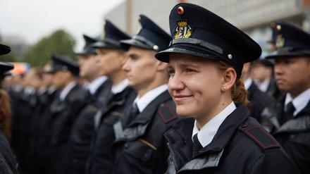 Zum Beginn ihrer Ausbildung wurden am Sonnabend in Berlin 416 junge Feuerwehrleute feierlich in den Dienst gestellt.