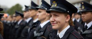 Zum Beginn ihrer Ausbildung wurden am Sonnabend in Berlin 416 junge Feuerwehrleute feierlich in den Dienst gestellt.