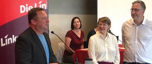 Dirk Harder (l.) nach seiner Nominierung, daneben steht die Linken-Doppelspitze Iris Burdinski und Jörg Schindler.
