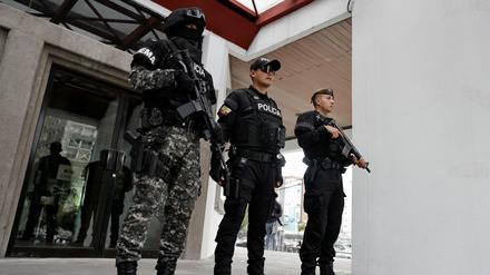 Sicherheitskräfte vor einem Gericht in Ecuadors Hauptstadt Quito.