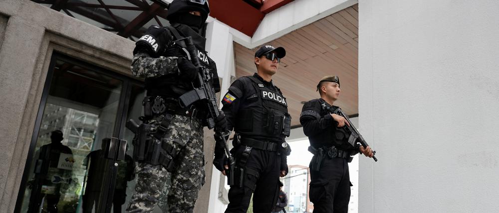 Sicherheitskräfte vor einem Gericht in Ecuadors Hauptstadt Quito.