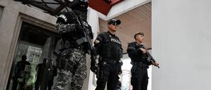 Sicherheitskräfte vor einem Gericht in Ecuadors Hauptstadt Quito.