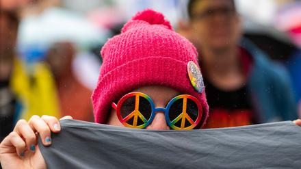 Beim Christopher Street Day sind Menschen in Bernau für Vielfalt und Toleranz auf die Straße gegangen - trotz Dauerregens.