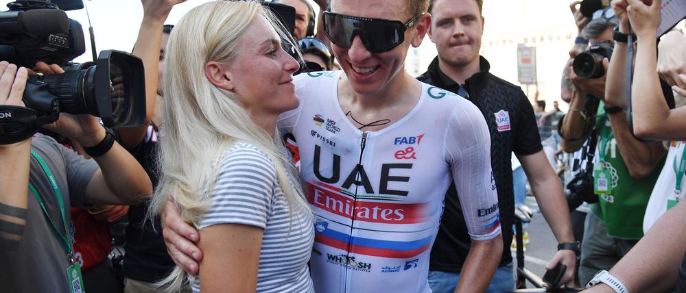 Tadej Pogacar informiert sich auch bei der Tour über die Ergebnisse seiner Verlobten Urska Zigart.
