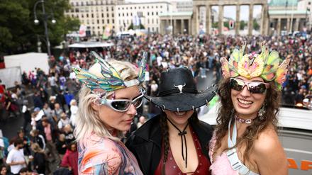 Teilnehmerinnen der „Rave the Planet“-Demo.
