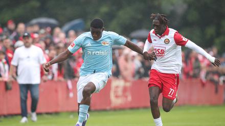 Der junge Innenverteidiger Oluwaseun Ogbemudia (links) beim Testspiel in Brandenburg im neuen Trikot samt neuem Sponsor.