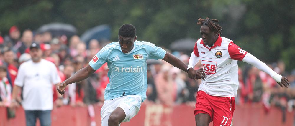 Der junge Innenverteidiger Oluwaseun Ogbemudia (links) beim Testspiel in Brandenburg im neuen Trikot samt neuem Sponsor.