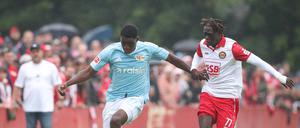 Der junge Innenverteidiger Oluwaseun Ogbemudia (links) beim Testspiel in Brandenburg im neuen Trikot samt neuem Sponsor.