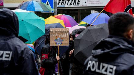 Beim dritten CSD in Bernau nehmen mehr als 500 Menschen teil. Doch eine rechtsextreme Gegendemonstration ist nur wenige Hundert Meter entfernt.