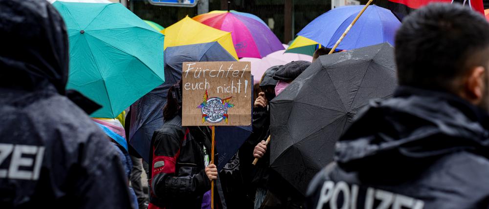 Beim dritten CSD in Bernau nehmen mehr als 500 Menschen teil. Doch eine rechtsextreme Gegendemonstration ist nur wenige Hundert Meter entfernt.