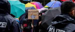 Beim dritten CSD in Bernau nehmen mehr als 500 Menschen teil. Doch eine rechtsextreme Gegendemonstration ist nur wenige Hundert Meter entfernt.