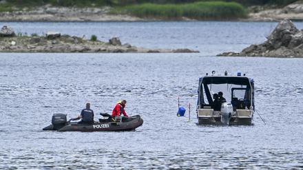 Polizeitaucher mit Booten suchen auf dem Eibsee nach zwei vermissten Personen. 