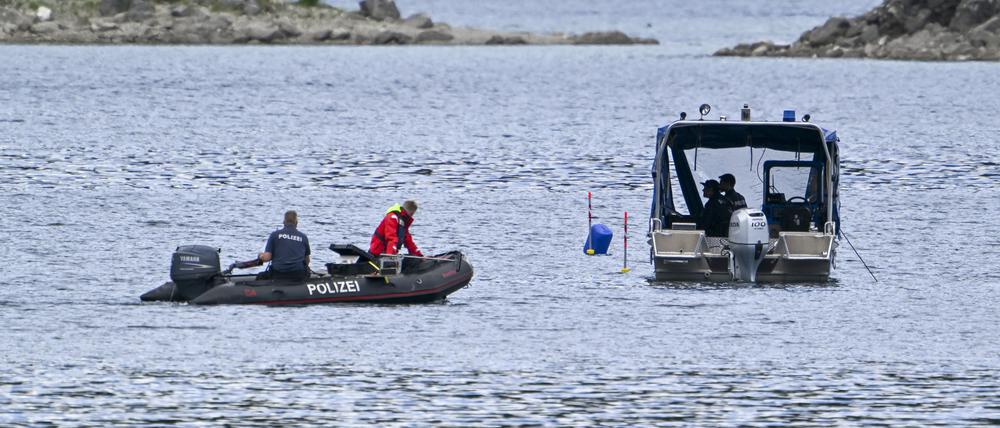 Polizeitaucher mit Booten suchen auf dem Eibsee nach zwei vermissten Personen. 