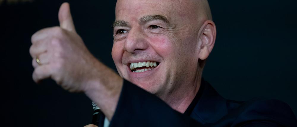Daumen hoch: FIFA-Präsident Gianni Infantino ist begeistert von der Club-WM.