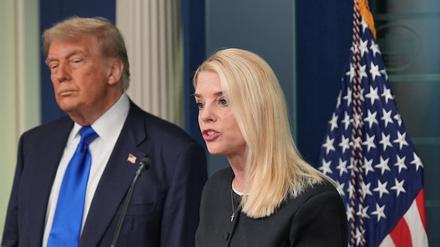 US-Justizministerin Pam Bondi spricht im Beisein von Donald Trump bei einer Pressekonferenz im Weißen Haus.