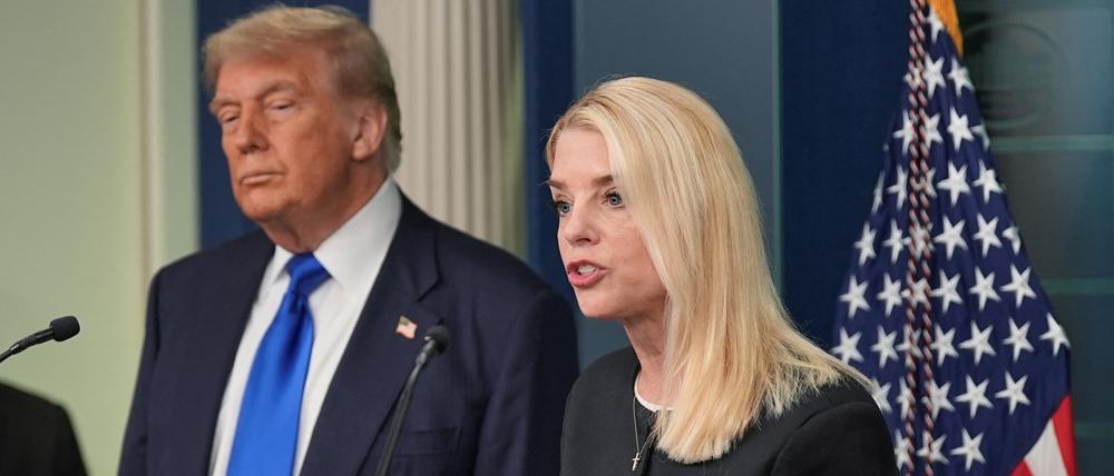 US-Justizministerin Pam Bondi spricht im Beisein von Donald Trump bei einer Pressekonferenz im Weißen Haus.