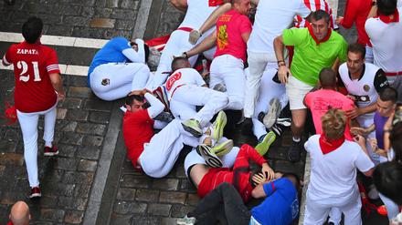 Gefährliche Szenen prägen auch den siebten Stierlauf in Pamplona.
