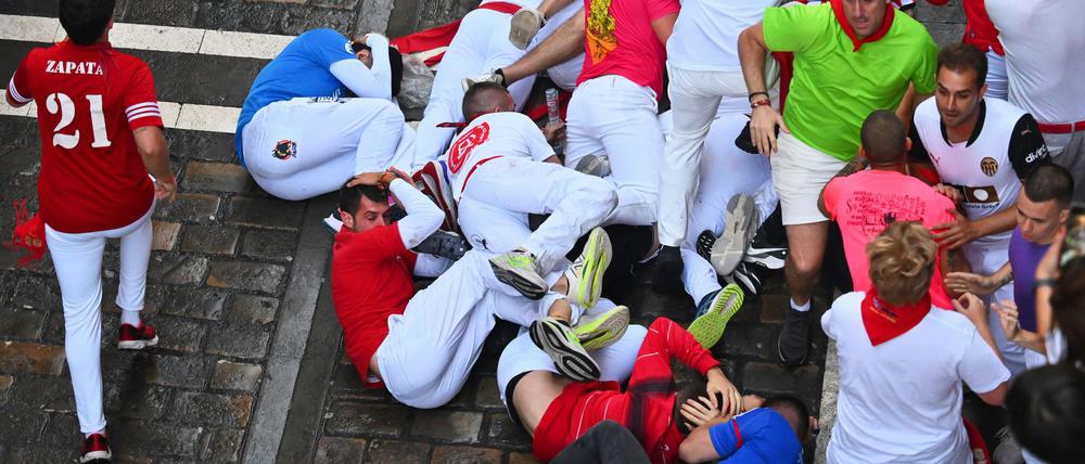 Gefährliche Szenen prägen auch den siebten Stierlauf in Pamplona.