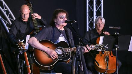 Dieter Birr (Mitte) ist mit fünf Streichmusikern unterwegs, die normalerweise an Berliner Konzerthäusern spielen. 