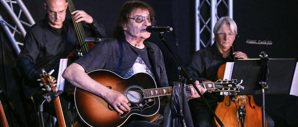 Dieter Birr (Mitte) ist mit fünf Streichmusikern unterwegs, die normalerweise an Berliner Konzerthäusern spielen.