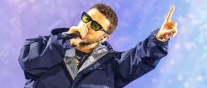 Der Sänger Justin Timberlake trat beim Lollapalooza Festival auf dem Gelände des Olympiastadions in Regenjacke auf.