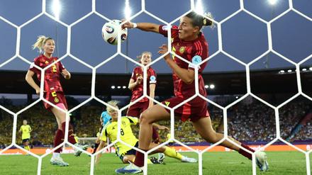 Carlotta Wamser wollte unbedingt den Gegentreffer verhindert und klärte den Ball mit der linken Hand.
