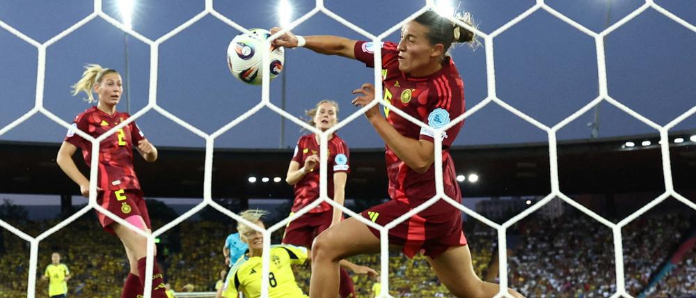 Carlotta Wamser wollte unbedingt den Gegentreffer verhindert und klärte den Ball mit der linken Hand.