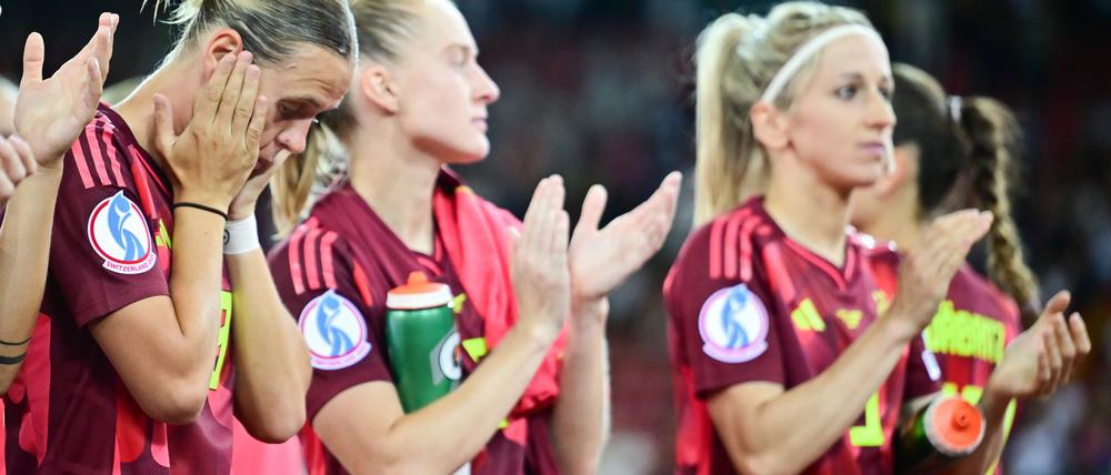 Frust nach dem 1:4: Klara Bühl, Janina Minge und Kathrin Hendrich (v.l.n.r.).
