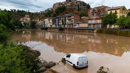 Starke Regenfälle, teils mit Hagel, haben mehrere Regionen in Spanien heimgesucht.
