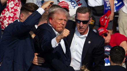 Das Bild zeigt Donald Trump kurz nach dem Anschlag auf der Bühne in Butler im US-Bundesstaat Pennsylvania am 13. Juli 2024.