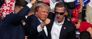 Das Bild zeigt Donald Trump kurz nach dem Anschlag auf der Bühne in Butler im US-Bundesstaat Pennsylvania am 13. Juli 2024.