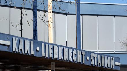 Eine Gruppe unbekannter Täter ist in das Vereinsgebäude des SV Babelsberg 03 im Fußballstadion in Potsdam-Babelsberg eingebrochen. (Archivbild)