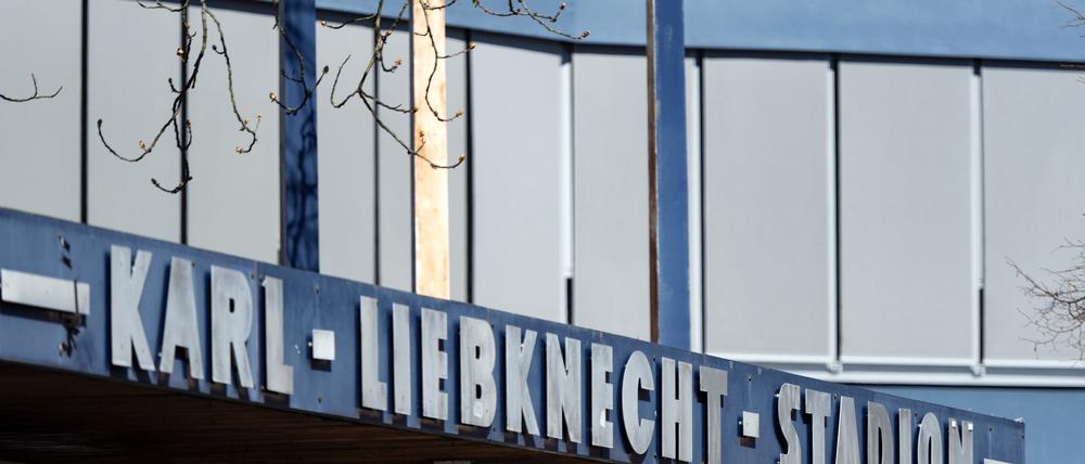 Eine Gruppe unbekannter Täter ist in das Vereinsgebäude des SV Babelsberg 03 im Fußballstadion in Potsdam-Babelsberg eingebrochen. (Archivbild)
