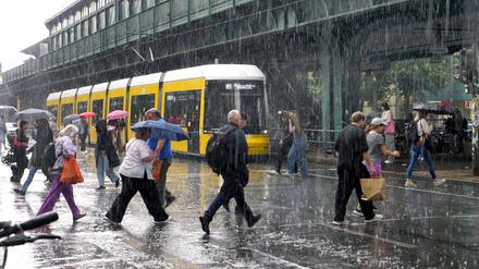 Die Berliner Feuerwehr rückte am Wochenende  bei starkem Regen zu Dutzenden wetterbedingten Einsätzen aus. 