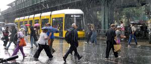 Die Berliner Feuerwehr rückte am Wochenende  bei starkem Regen zu Dutzenden wetterbedingten Einsätzen aus. 