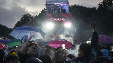 Sanitätsdienst und Feuerwehr mussten mehreren Teilnehmern der Techno-Parade „Rave the Planet“ behandeln.