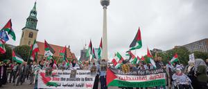 Menschen nehmen an einer propalästinensischen Kundgebung unter dem Motto „Solidarität mit Palästina - Stoppt den Gaza Genozid“ am Neptunbrunnen teil. 
