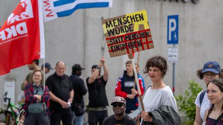 Demonstranten protestieren gegen die Pläne zum Bau eines Ein- und Ausreisezentrums am Flughafen BER in Schönefeld. Flüchtlings-Organisationen sprechen auch von einem „Abschiebegefängnis“. 